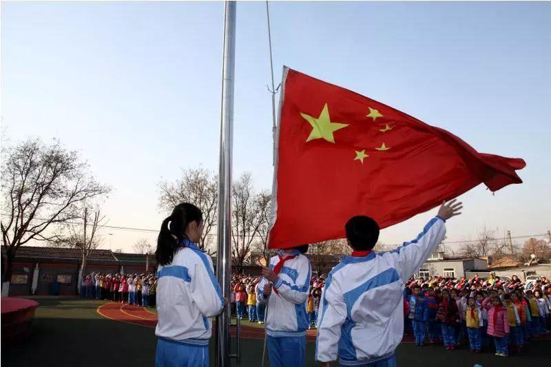 南京街头巷尾开始有年味了，南京地铁贴上了春联，南京地铁年味儿一下就上来了